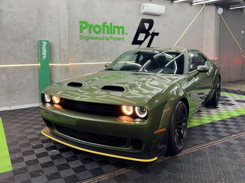 Porsche preto premium em detalhamento em estúdio profissional